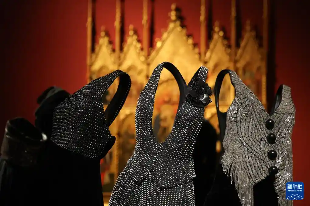 乔治·阿玛尼经典之作震撼米兰，时尚传奇再度启幕