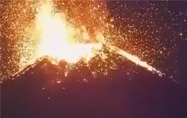 危地马拉火山喷发！灰柱冲上7000米天际，再次引发恐慌