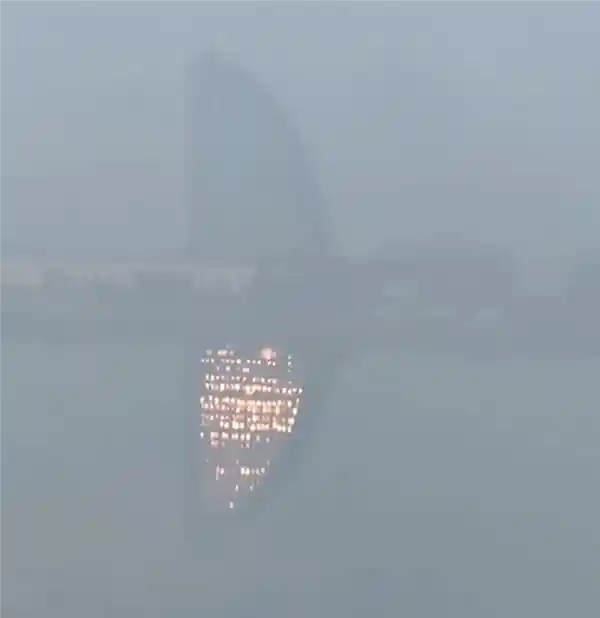 荒废大楼湖中倒影竟灯火辉煌：专家揭秘神秘幻象成因