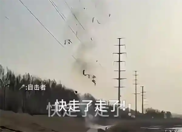 男子高压线触电瞬间，衣服燃烧浑身冒烟，惊险一幕震撼现场
