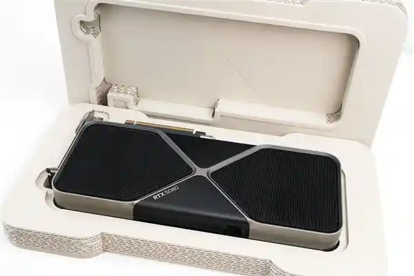 RTX 50显卡成本揭秘：80%开销集中在强大GPU芯片和显存，原价售出或许将面临惨重亏损风险