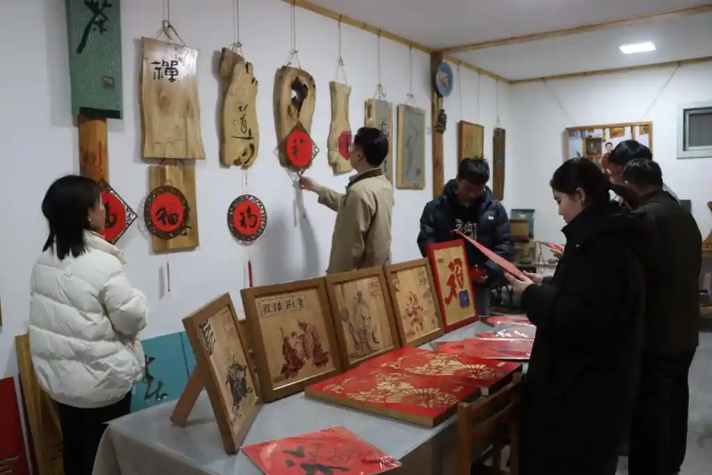 蛇年文创产品点燃非遗消费新热潮