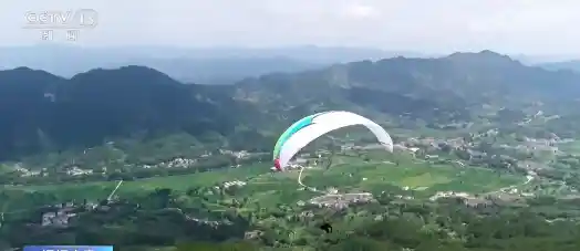 《高空惊魂！女子滑翔挂高压线引停电救援，意外波及养殖鱼损失惨重》