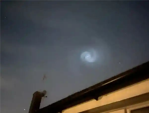 全球天空惊现神秘螺旋光幕！真相揭晓：与外星人无关