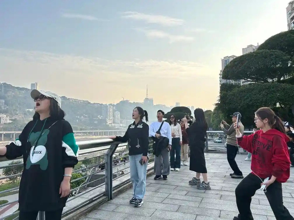 《轨道上的美食奇迹：山城必吃榜的秘密》