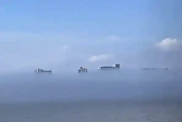 汕头海面疑似海市蜃楼奇观引热议 气象局揭秘：其实是低雾作祟！