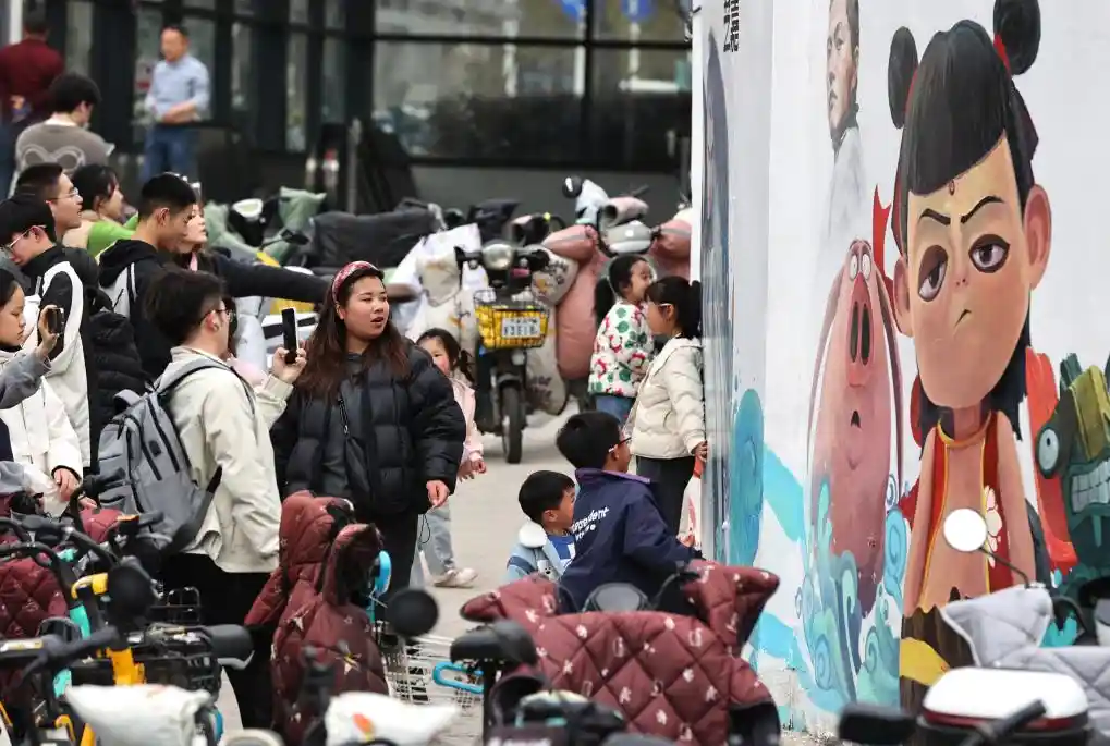 哪吒出圈：从银幕爆款到街头潮流