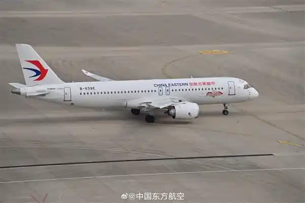 《蓝天新篇！东航C919首航上海虹桥至沈阳航线》