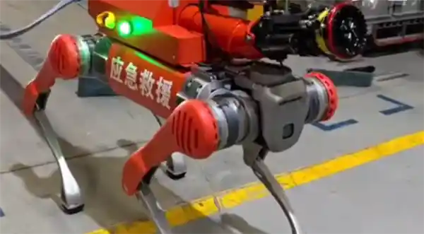 🔥机甲奇兵登场！宇树机器狗化身移动水炮，助消防员火场攻坚开路先锋！