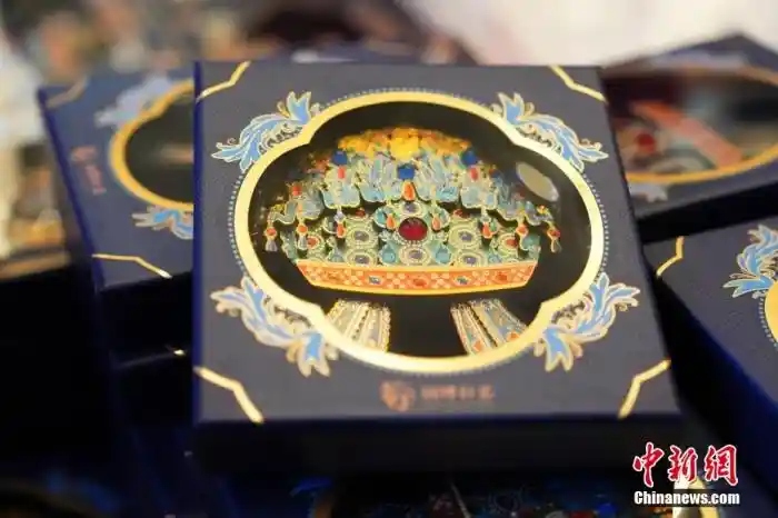 凤冠冰箱贴走红：博物馆与观众的创意共鸣