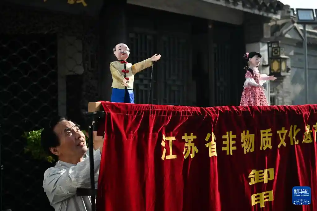 《高邮非遗展演：传统文化点燃游客热情》