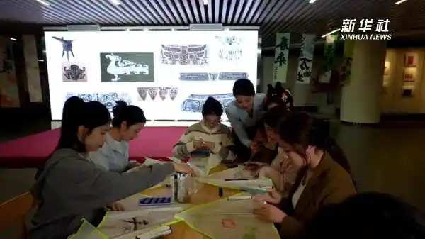 《探秘河南博物院：一场文创热潮的沉浸式体验》
