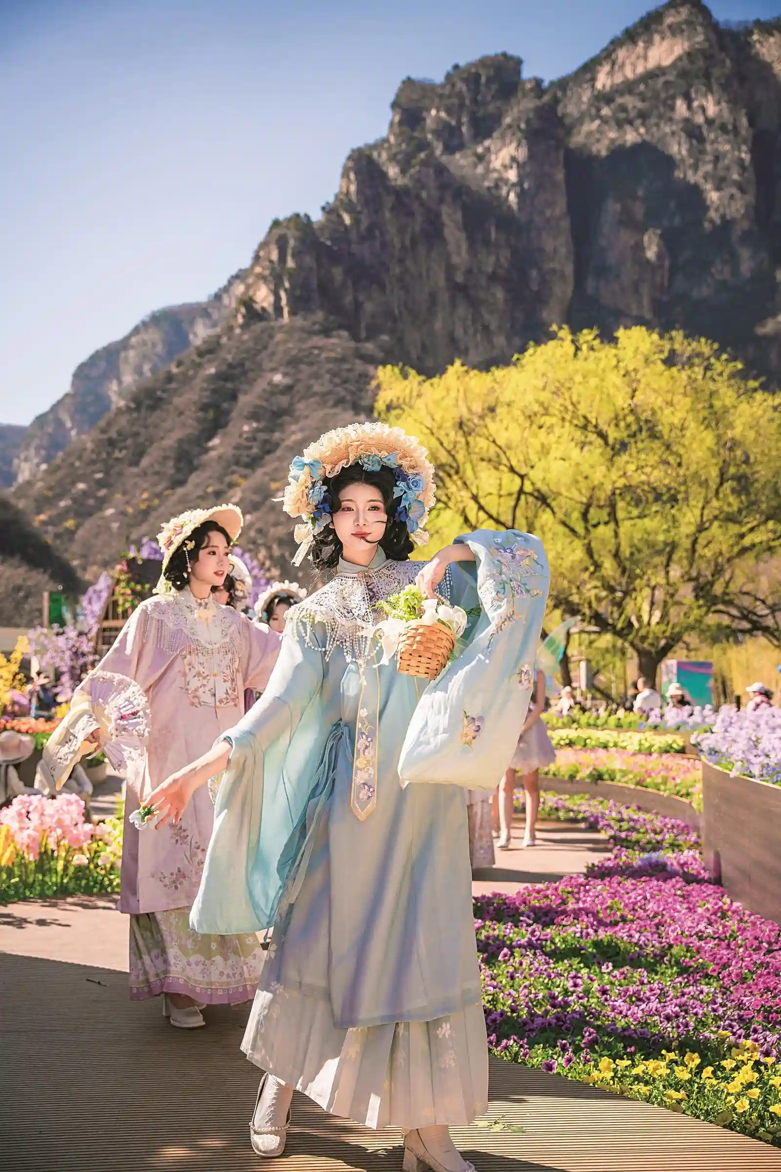 《为百花庆生：一场前所未有的欢乐之旅》