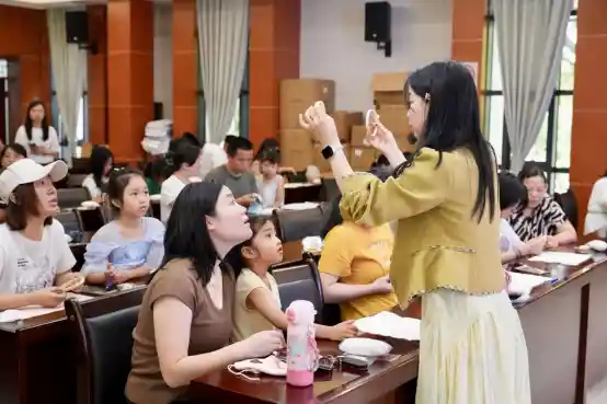 《非遗绣品邂逅沉浸式夜宴，丁玲纪念馆玩转博物馆日新花样》