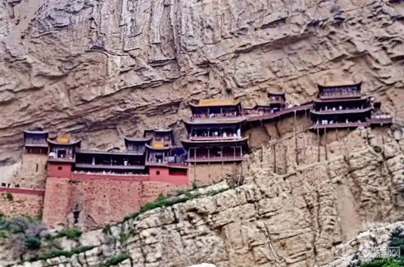 悬空寺千年奇观：木梁插入岩壁的神秘深度揭秘