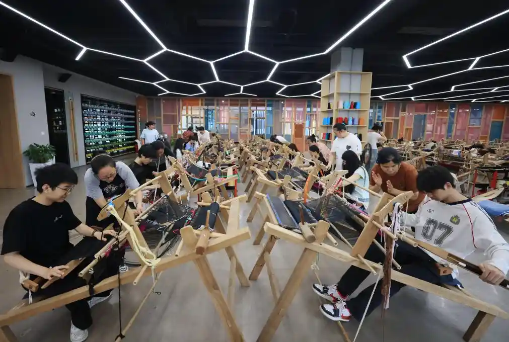 湖南张家界：非遗技艺赋能旅游新生态
