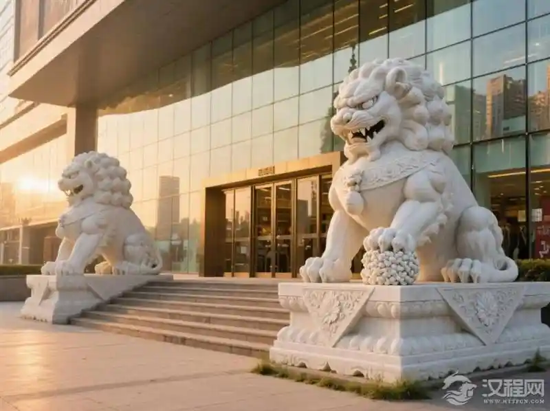 商铺门口石狮子摆反了？公母错位竟引发热议！