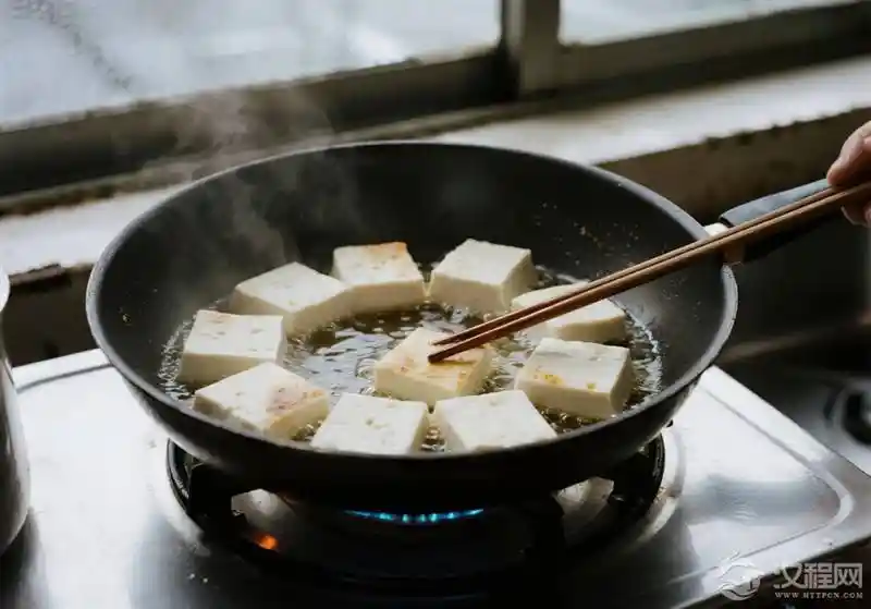 煎豆腐不碎的秘诀曝光：冷锅冷油背后的物理不粘黑科技