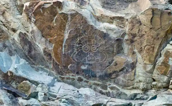 穿越万年的文化密码：守护贺兰山岩画的文明之光