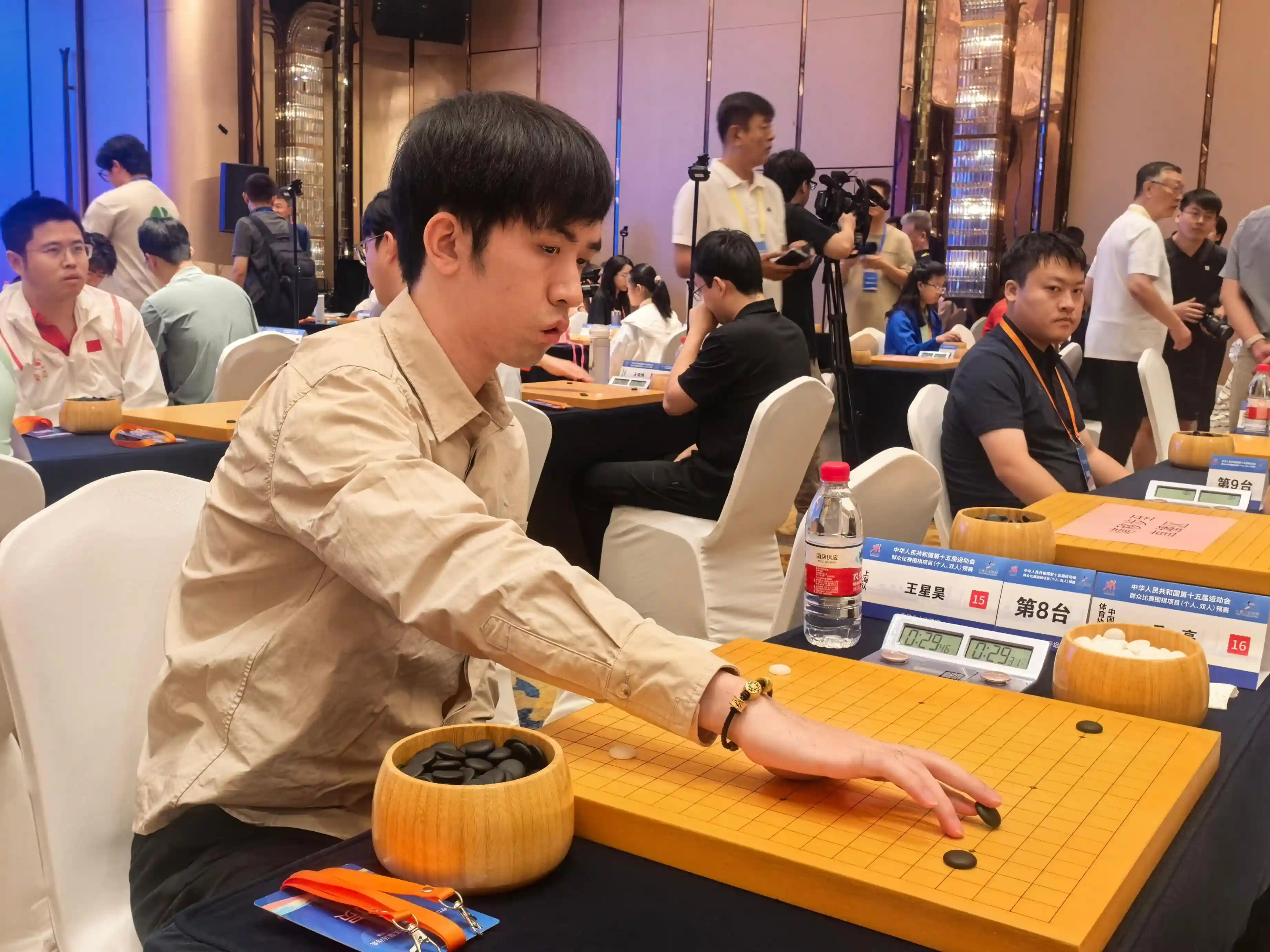 王星昊周泓余三连胜领跑！全运会群众围棋赛掀起热潮