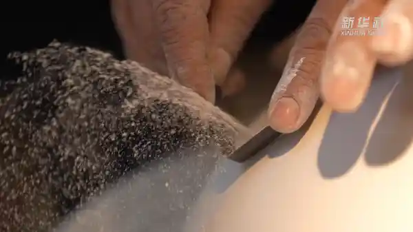 毫厘之间见乾坤：景德镇薄胎瓷匠人的极致匠心