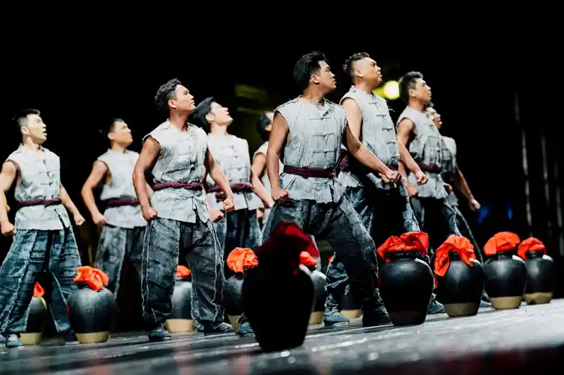 《红高粱》破土重生！国家大剧院原创歌剧二轮上演，舞美声场全面跃升，高粱地里唱响新时代酒神颂