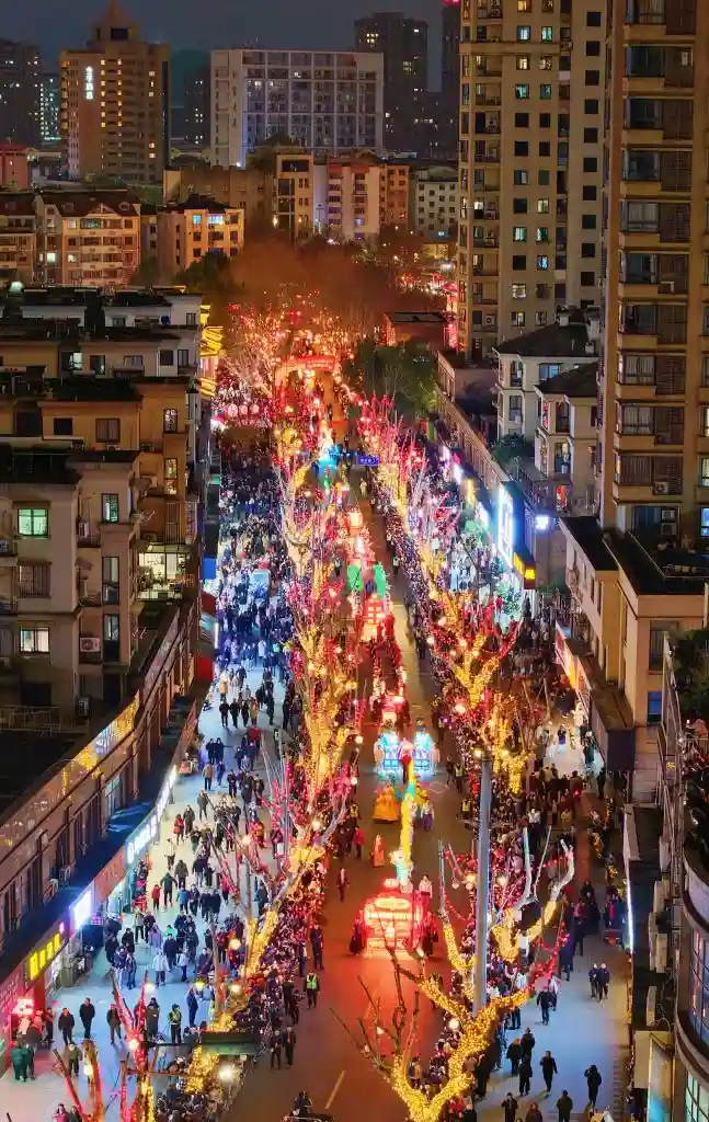 灯彩映江南，浪漫永不眠
